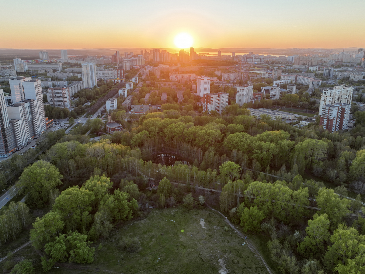 Большой парк через дорогу