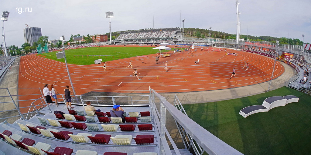 Через дорогу спортивный комплекс 